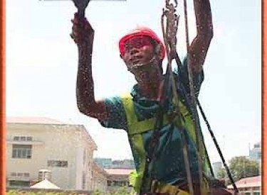 Vệ Sinh Kính Mặt Ngoài Tòa Nhà